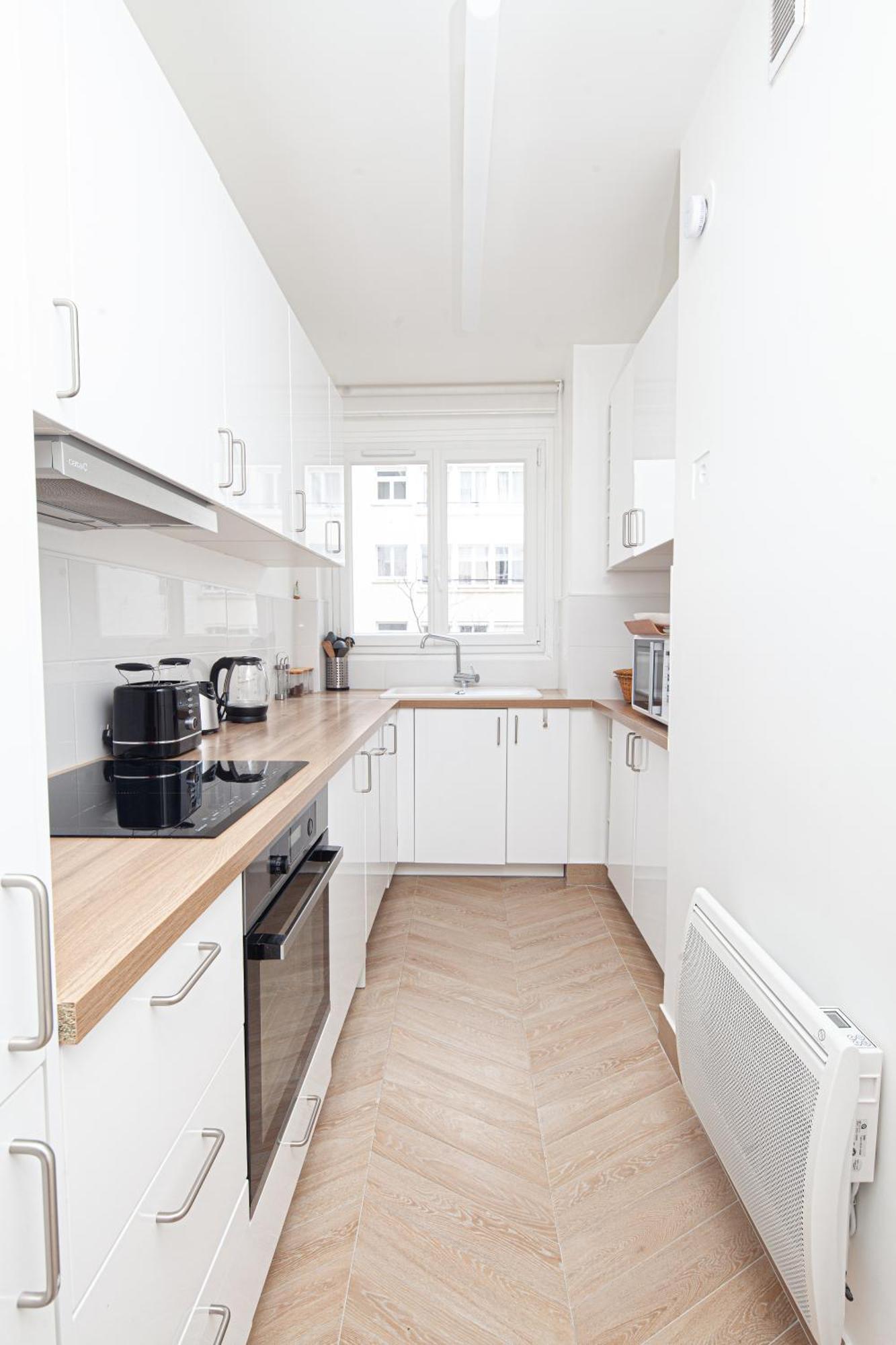 Tour Eiffel & Champs Elysees Business Apartment: Bright 2br With Housekeeping Paris